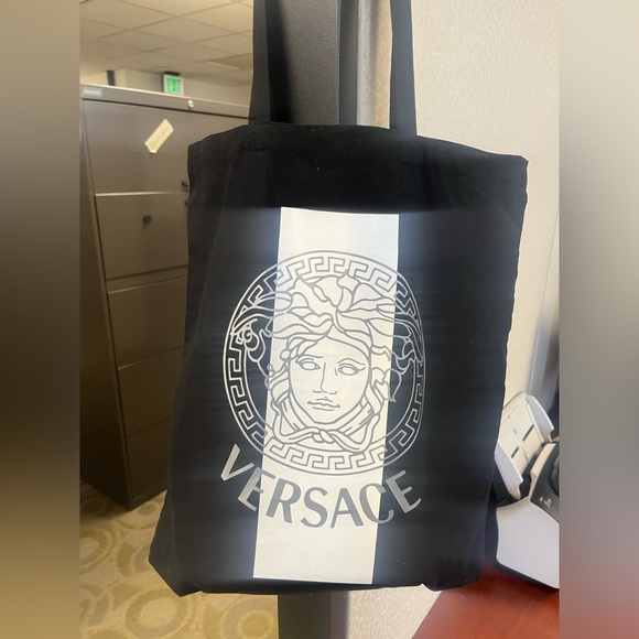 Don’t Tell A Vera Saki. Black canvas tote with a Medusa like logo thrift find - Picture 6 of 7